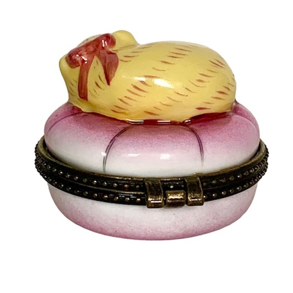 VINTAGE PORCELAIN SLEEPING CAT ON PILLOW HINGED TRINKET BOX - Picture 4 of 10